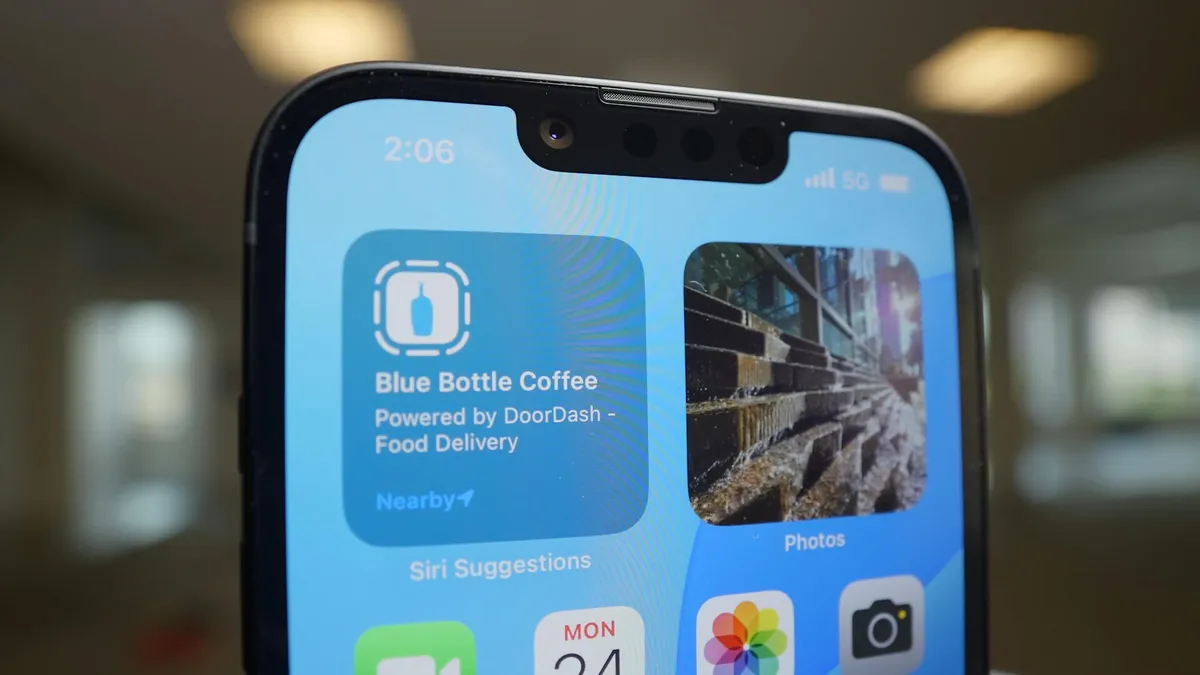 نمای نزدیک از ناچ نمایشگر آیفون 16e؛ محل قرارگیری دوربین سلفی و سنسورهای Face ID در بالای صفحه